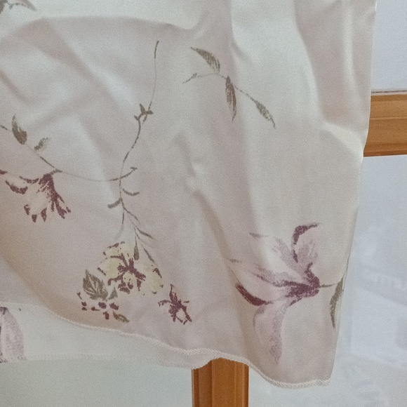 New Silk/Satin like Chemise, adjustable straps - Picture 3 of 8